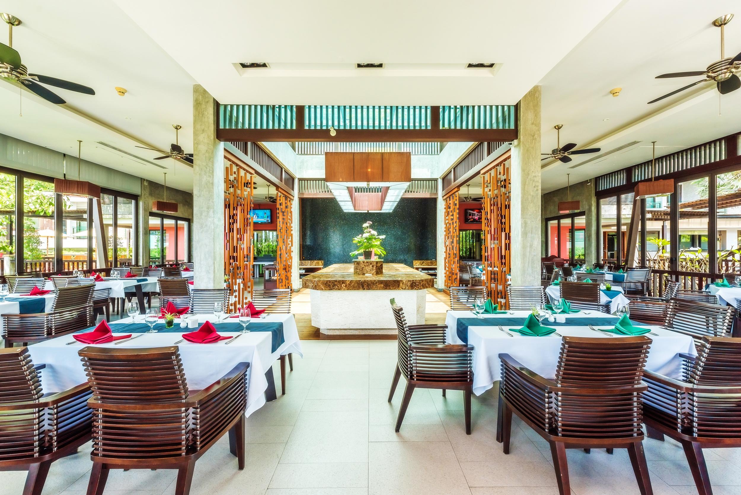 Wyndham Sea Pearl Resort, Phuket Patong Екстериор снимка The restaurant at the hotel
