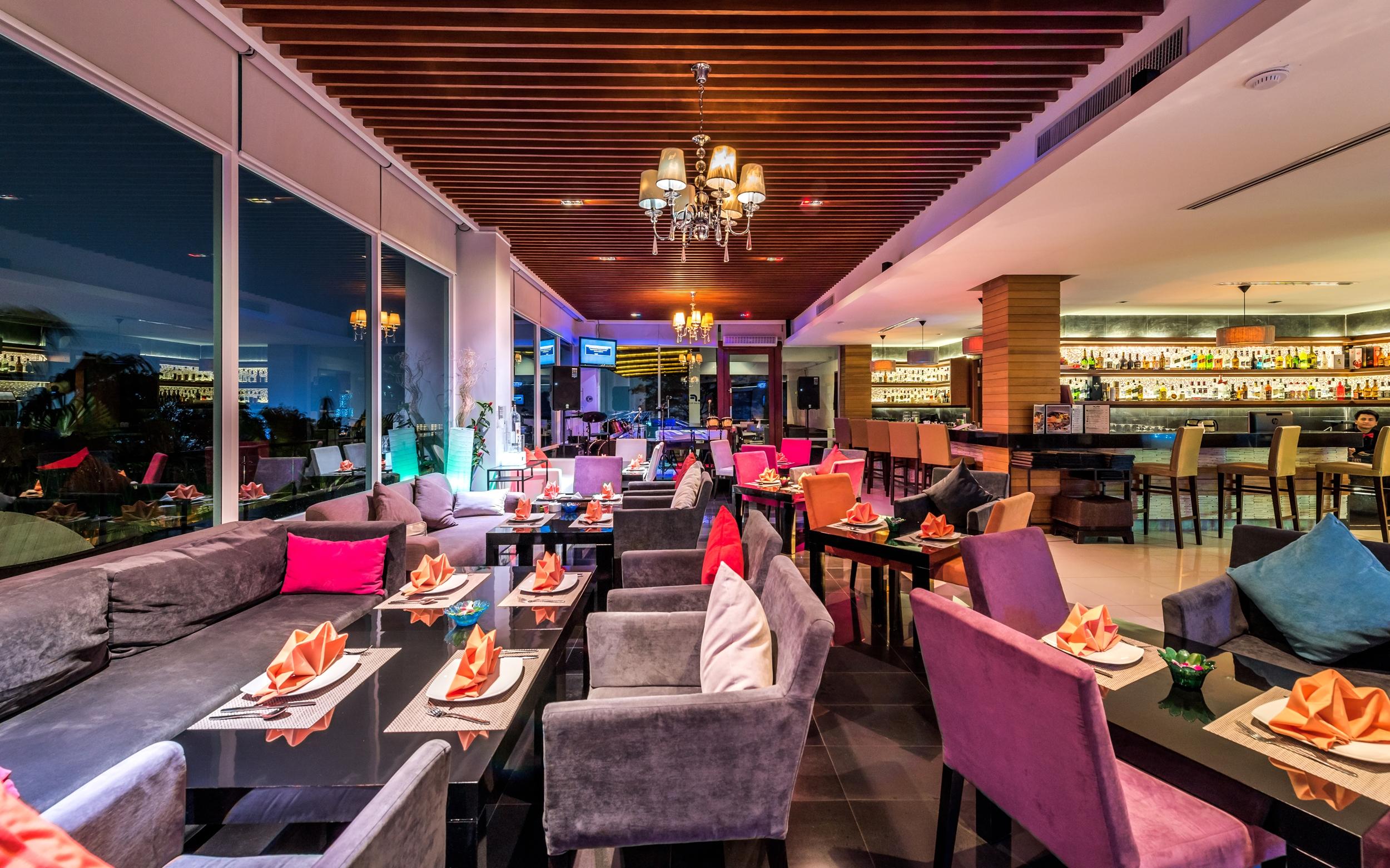 Wyndham Sea Pearl Resort, Phuket Patong Екстериор снимка The 360° Bar